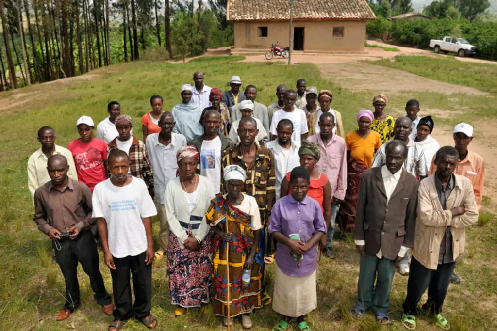 Die Teilnehmer der Annäherungsgruppe auf dem zentralen Hügel der Kanyinya-Gemeinde. © Foto: Eric Vazzoler für Peace Counts
