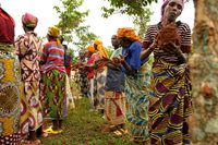 Gemeinsamer Wiederaufbau zerstörter Häuser durch Täter- und Opferangehörige. © Foto: Eric Vazzoler für Peace Counts 