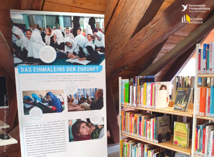 Das Foto zeigt einen Roll-Up-Aufsteller der Ausstellung in der Bücherei Köngen