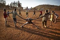 Der Trainer ist der Friedensbotschafter, und was er sagt, wird getan. Zum Beispiel Aufwärmen. Auch wenn das Spiel ohne Ball nur halb so viel Spaß macht. © Foto: Frank Schultze für Peace Counts