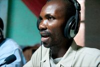 Im Sendestudio von Radio Ushikira sitzt gerade Redakteur Faustin Tawite und moderiert. © Foto: Macline Hien für Peace Counts 