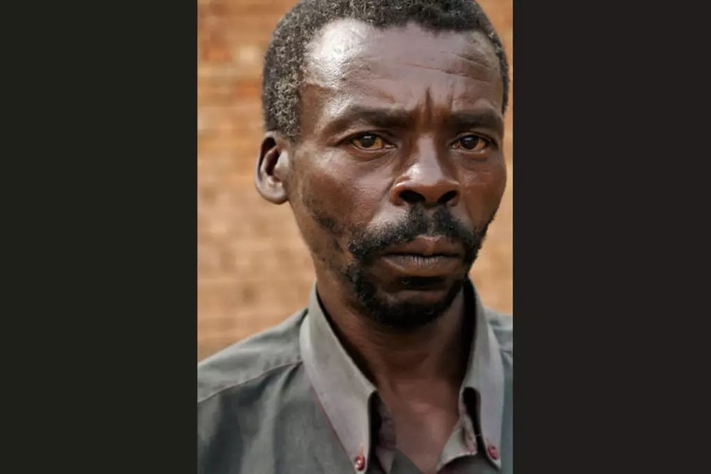 Warum? „Die Regierung sagte, wir sollen die Tutsi töten", sagt Sezirahiga © Foto: Eric Vazzoler für Peace Counts