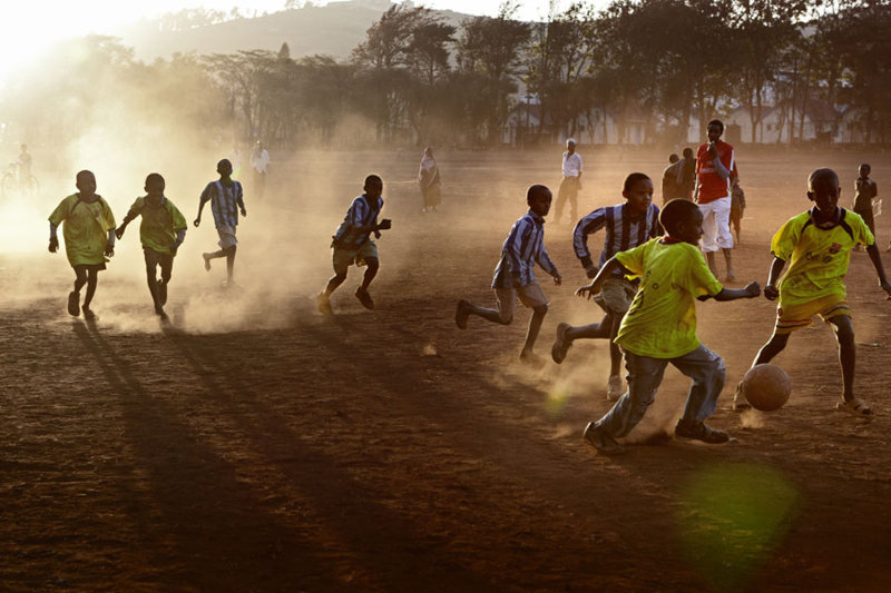 Fußballtraining auf dem staubigen Dorfplatz von Marsabit. © Foto: Frank Schultze für Peace Counts Fußballtraining auf dem staubigen Dorfplatz von Marsabit. © Foto: Frank Schultze für Peace Counts