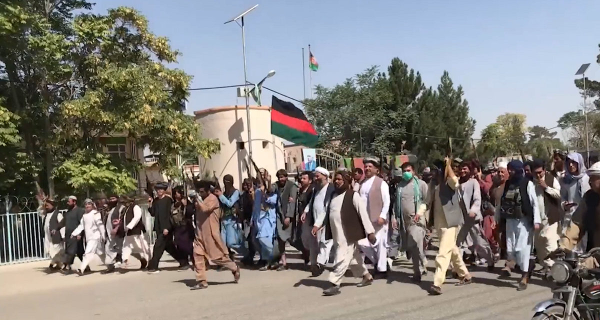 Bewaffnete Einheimische protestieren zur Unterstützung der afghanischen Regierung in der Provinz Jowzjan am 13. Juli 2021 | Wikipedia | Abdulbasir Ilgor (VOA) | Public Domain