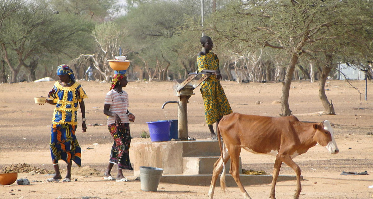 Frauen am Dorfbrunnen - Dori - Sahelzone - Burkina Faso | Wikimedia | Adam Jones, Ph.D | CC BY-SA 3.0
