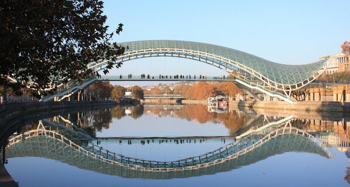 Friedensbrücke in Georgien, Wahrzeichen der Stadt Tiflis Friedensbrücke in Georgien, Wahrzeichen der Stadt Tiflis