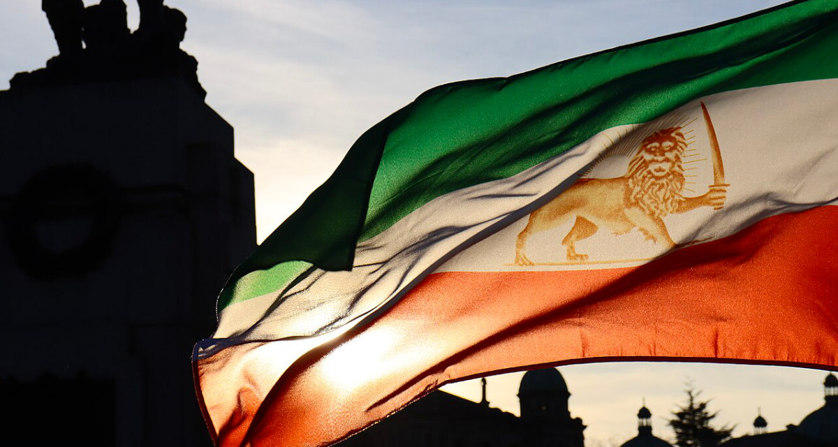 Alte monarchistische Flagge des Iran mit dem Löwen und Säbel als Symbol | NevinThompson | Wikimedia | CC BY-SA 4.0