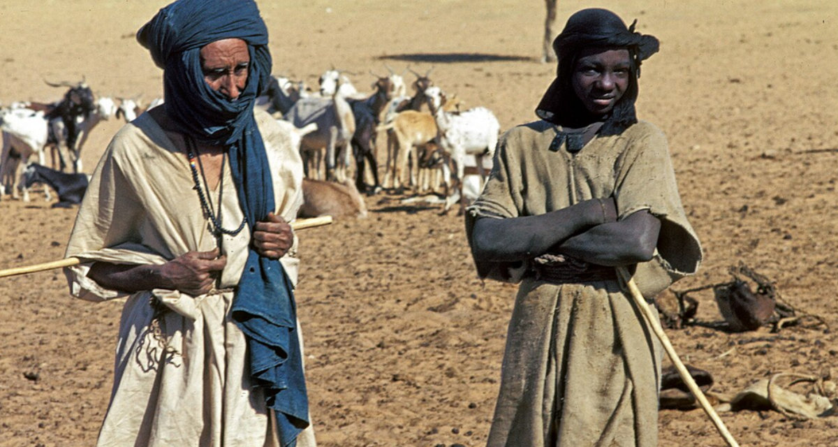  A Tuareg nomad and his slave in Mali | Wikimedia | H. Grobe | CC BY-SA 3.0