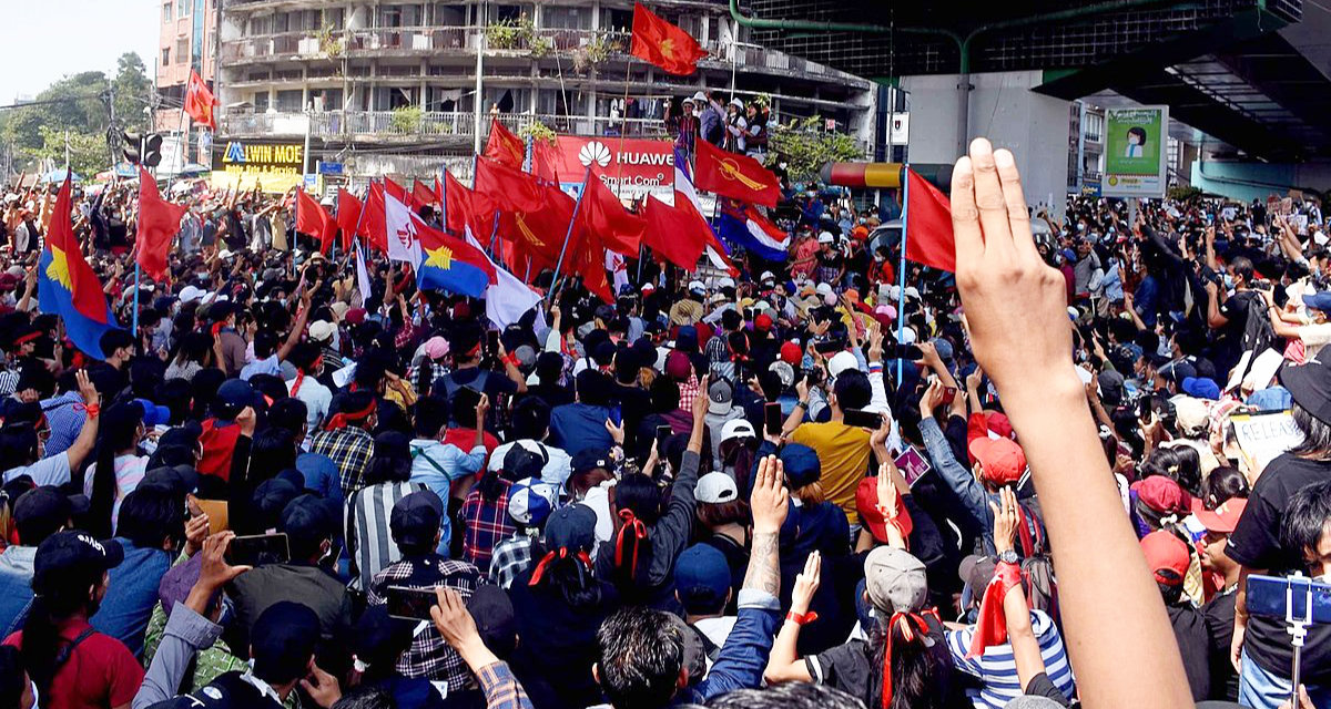 Demonstranten gegen den Militärputsch in Yangon in Myanmar 2021 | Wikipedia | VOA Burmese | Public Domain Demonstranten gegen den Militärputsch in Yangon in Myanmar 2021 | Wikipedia | VOA Burmese | Public Domain