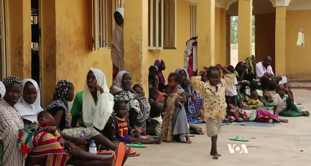 Frauen und Kinder, die von Boko Haram als Geiseln genommen wurden, nachdem sie von Regierungstruppen befreit wurden. | Wikipedia | VOA | gemeinfrei Frauen und Kinder, die von Boko Haram als Geiseln genommen wurden, nachdem sie von Regierungstruppen befreit wurden. | Wikipedia | VOA | gemeinfrei