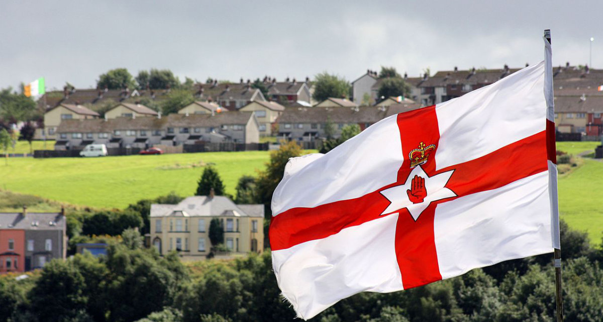 Fountain Area in Derry: Unionistische Flagge im Vordergrund, die irische Flagge im Hintergrund | Wikipedia | Ardfern | CC BY-SA 3.0 Fountain Area in Derry: Unionistische Flagge im Vordergrund, die irische Flagge im Hintergrund | Wikipedia | Ardfern | CC BY-SA 3.0