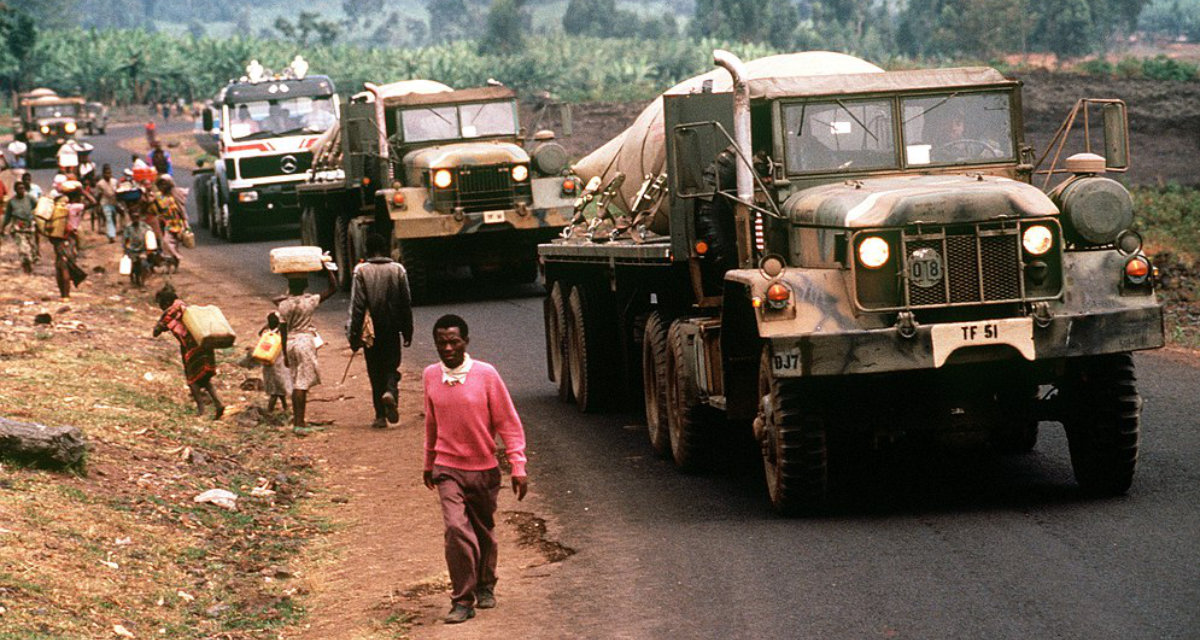 Ein Konvoi amerikanischer Militärfahrzeuge bringt frisches Wasser aus Goma zu ruandischen Flüchtlingen im Lager Kimbumba, Zaire, im August 1994 | United States Air Force | Public domain Ein Konvoi amerikanischer Militärfahrzeuge bringt frisches Wasser aus Goma zu ruandischen Flüchtlingen im Lager Kimbumba, Zaire, im August 1994 | United States Air Force | Public domain