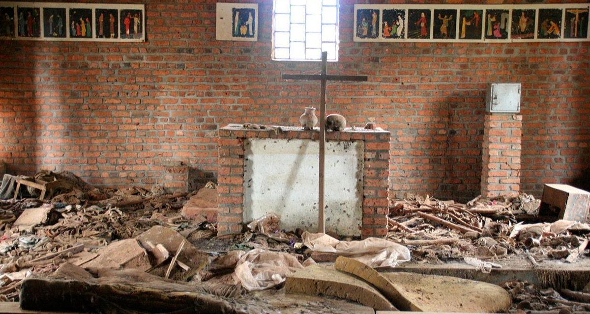Völkermord in Ruanda: Über 5.000 Menschen, die in der Kirche von Ntarama Zuflucht suchten, wurden durch Granaten, Macheten, Gewehre oder lebendig verbrannt | Wikipedia | Scott Chacon | CC BY 2.0 Völkermord in Ruanda: Über 5.000 Menschen, die in der Kirche von Ntarama Zuflucht suchten, wurden durch Granaten, Macheten, Gewehre oder lebendig verbrannt | Wikipedia | Scott Chacon | CC BY 2.0