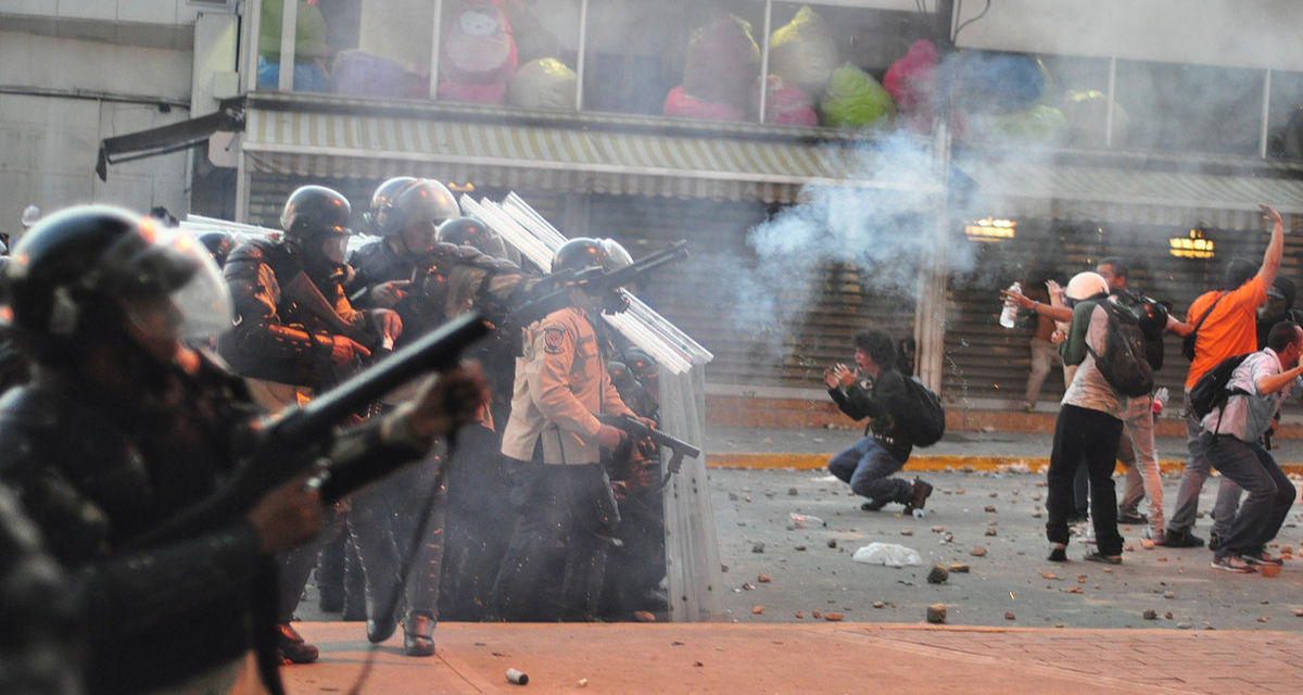 Tränengaseinsatz gegen Proteste in Altamira, Caracas; und verzweifelte Student:innen vor einer Polizeikette | Wikimedia | Andrés E. Azpúrua | CC BY-SA 3.0 Tränengaseinsatz gegen Proteste in Altamira, Caracas; und verzweifelte Student:innen vor einer Polizeikette | Wikimedia | Andrés E. Azpúrua | CC BY-SA 3.0