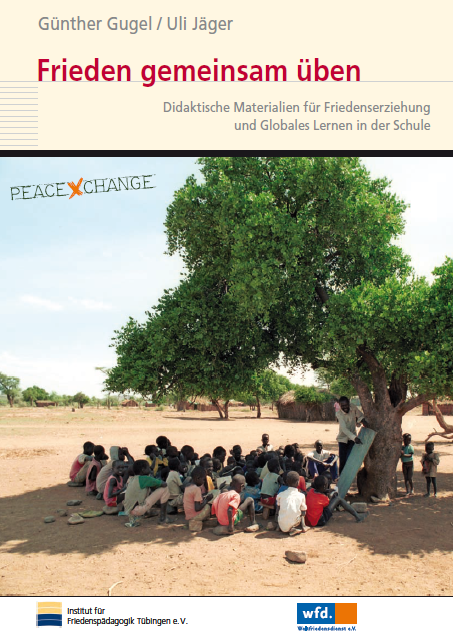 Titelbild der Broschüre Frieden gemeinsam üben - Didaktische Materialien für Friedenserziehung und Globales Lernen in der Schule. Menschen sitzen in einem Kreis unter einem Baum, einer steht vorne und erläutert etwas.