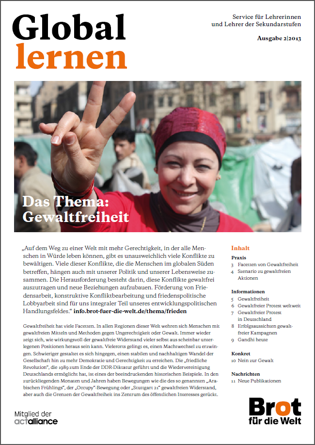 Titelbild der Publikation Global Lernen - Thema: Gewaltfreiheit. Eine Frau blickt in die Kamera und zeigt ein Victory-Zeichen.